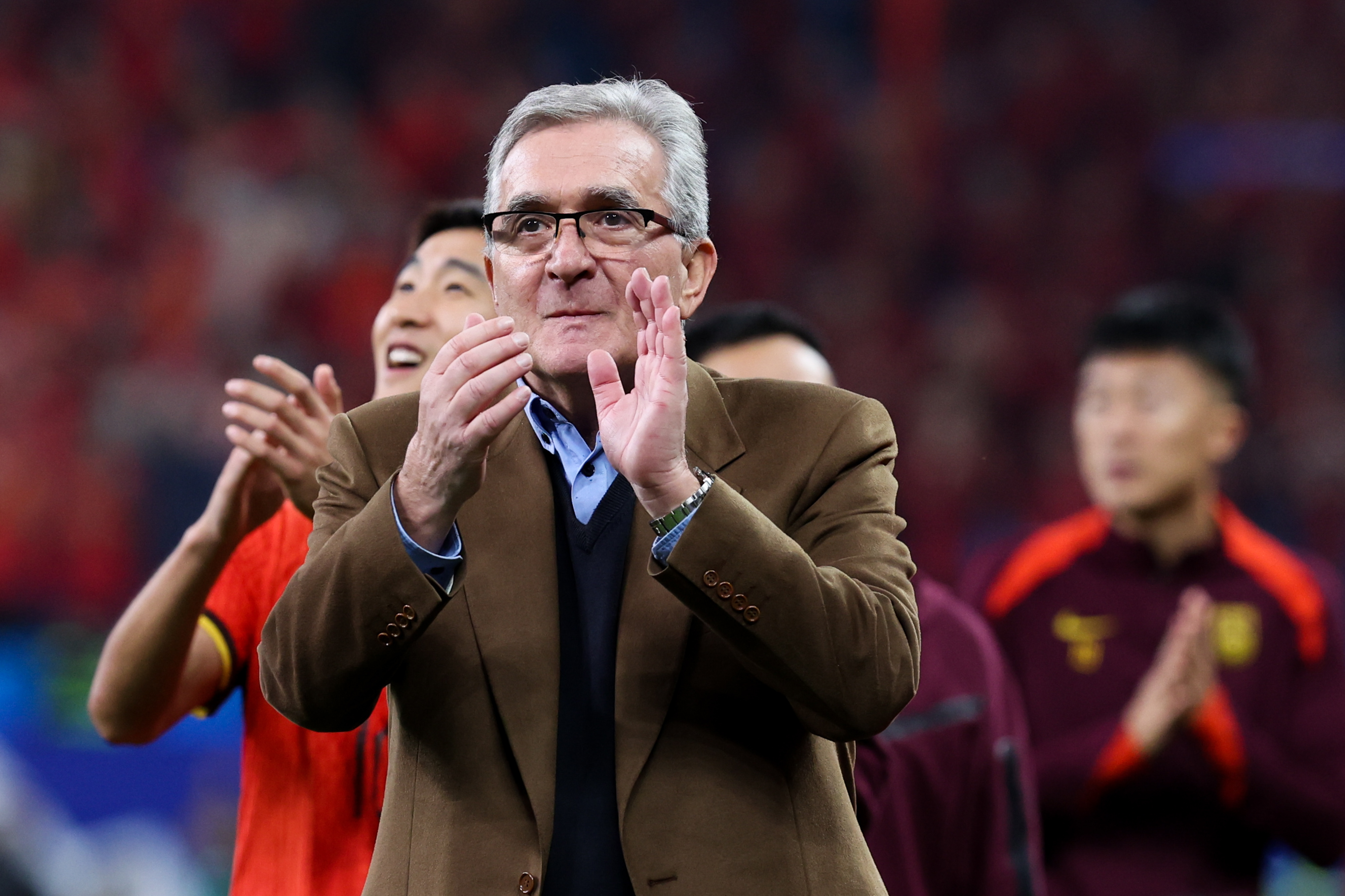 包含关键时刻法兰克福备战足总杯；调整名单细节曝光；引发热议；临场指挥获称赞的词条