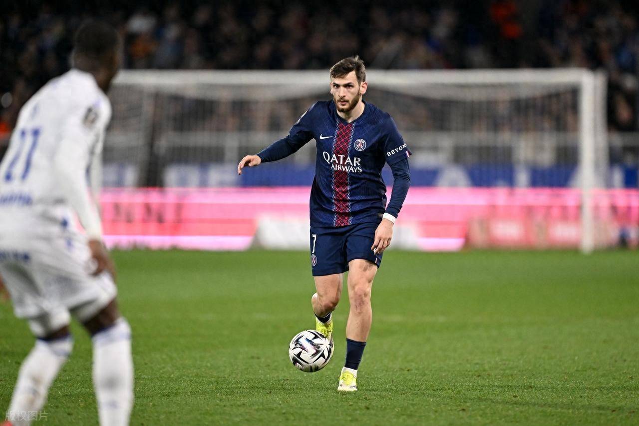 包含窗口期巴黎圣日耳曼备战英超，防线松动细节曝光，气氛紧张，训练强度明显提升的词条